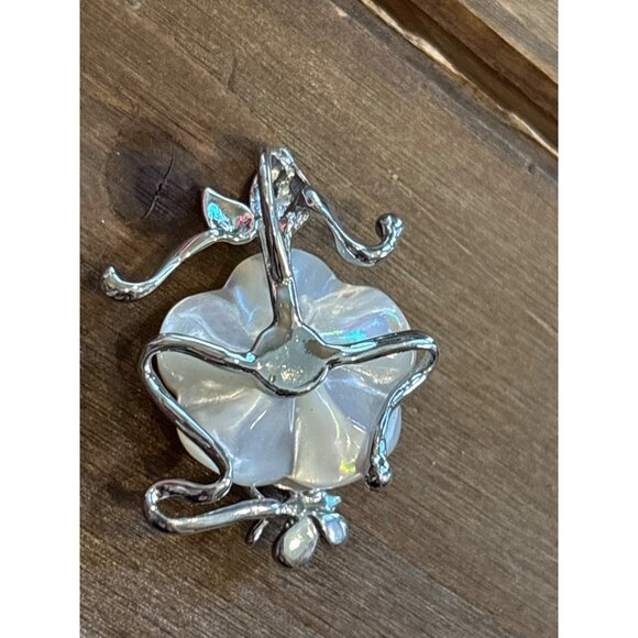 Mother Of Pearl Flower pendant With Silver Accents - Picture 5 of 8